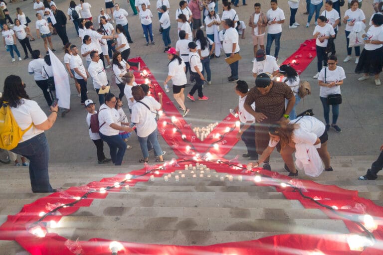 Vigilia por las personas que viven con VIH - Foto: Misael García