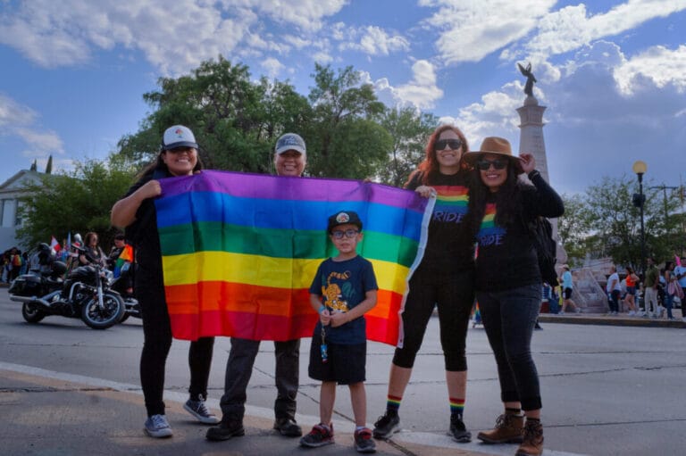 Familia en la Marcha del Orgullo LGBT+ 2023 de Chihuahua - Foto: Misael García