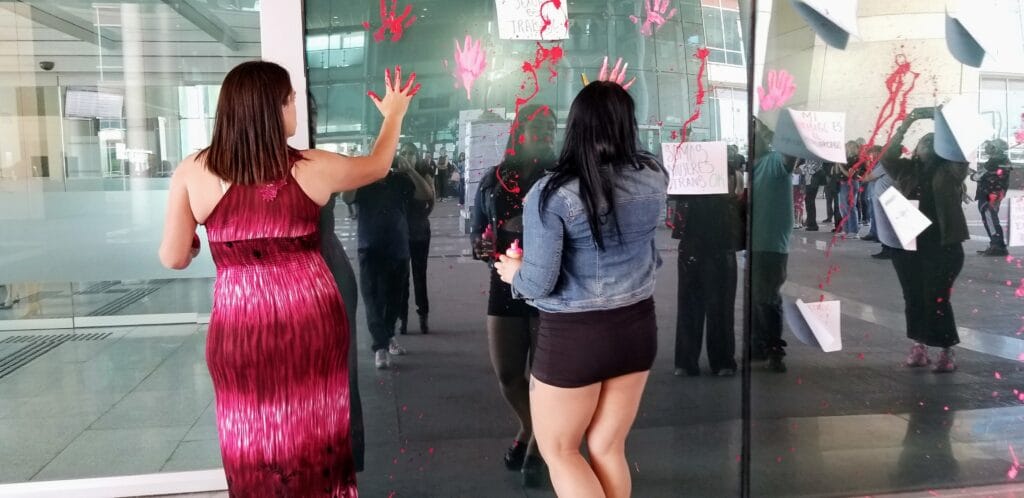 Las manifestantes colocan pintura sobre los ventanales del edificio - Foto: David Adrián García