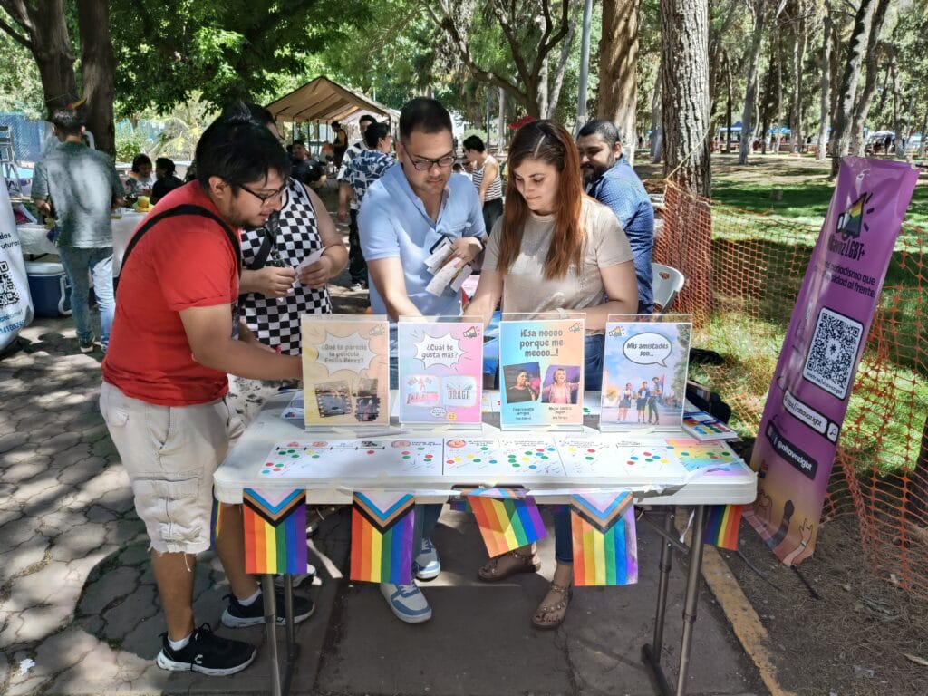 Personas participando en una dinámica de Altavoz LGBT+